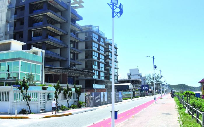 Prédios não podem sombrear a praia após 20 metros da calçada antes das 16h no solstício de inverno (foto: João Batista)