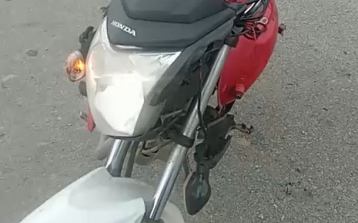 Entregador diz que se machucou e teve moto danificada em BC (Foto: Reprodução)