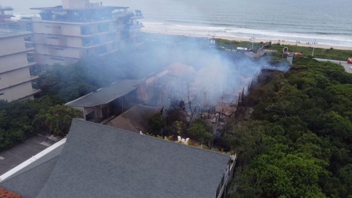 Parte da estrutura do clube foi completamente destruída
(foto: divulgação polícia Ciendtífica)