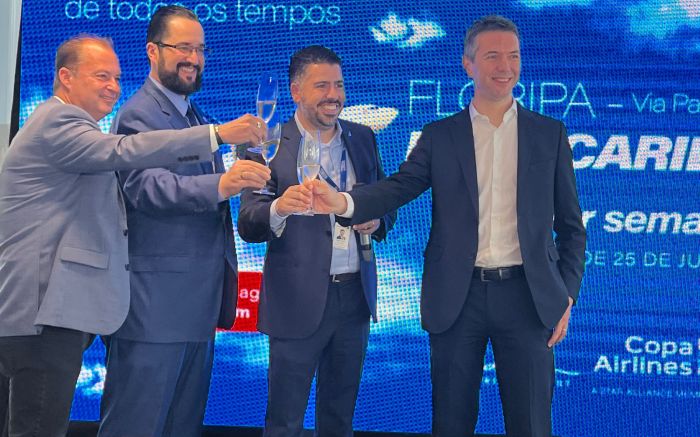 Brinde marcou anúncio da nova rota internacional do aeroporto de Floripa (Foto: Franciele Marcon)