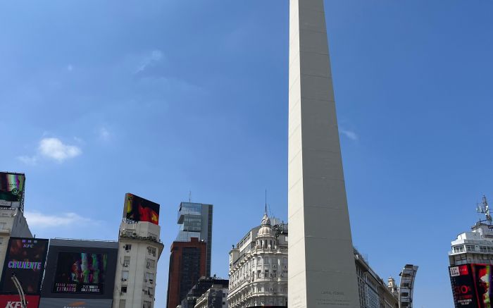 Obelisco hoje é símbolo argentino, palanque de manifestações políticas e das festas do futebol. Foto: Ana Zigart