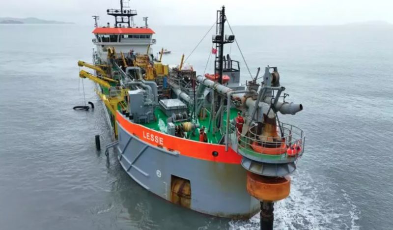 Dragas fazem o serviço de 