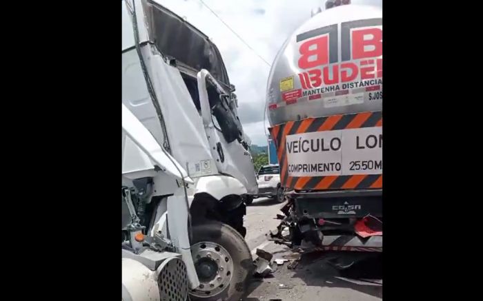 Engavetamento envolveu caminhão tanque (Foto: Reprodução/Leitor)