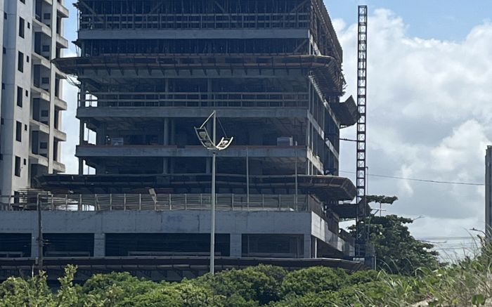 Hotel vai ter piscina com borda infinita e banheiras privativas frente mar (Foto: Anderson Davi)
