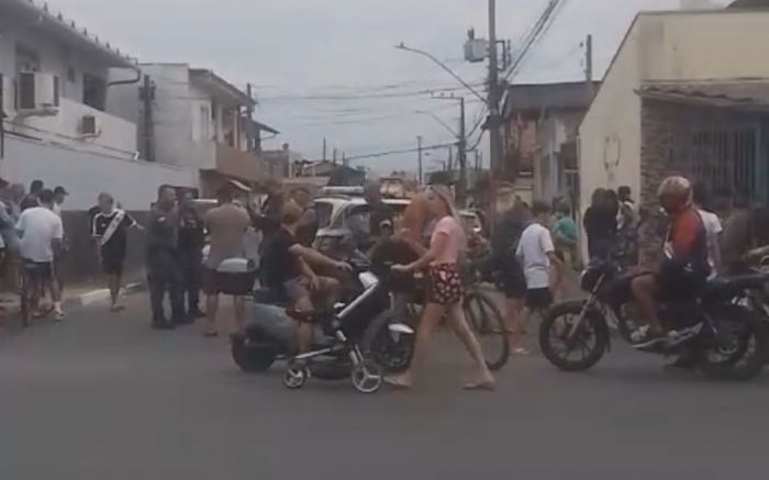 Pai e filho sofreram descarga elétrica (Foto: Reprodução/Leitor)