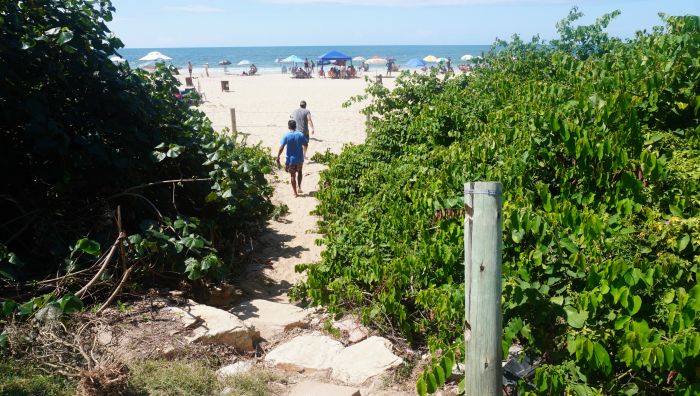 Praia Brava está com diversos trechos com cercas detonadas (Foto: João Batista)