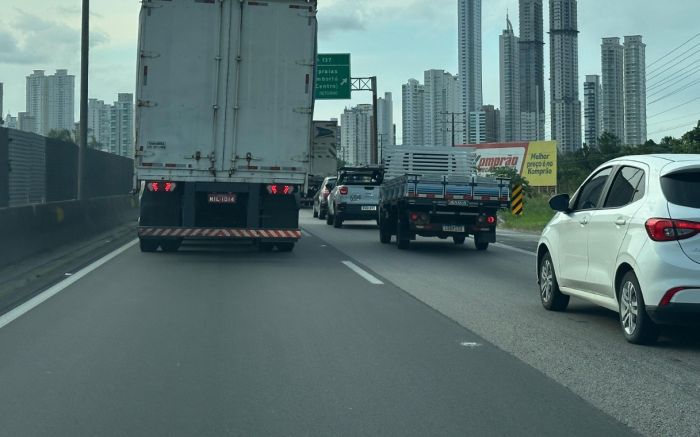 Filas nos dois sentidos somam 11 km (Foto: Ana Júlia Kamchen)