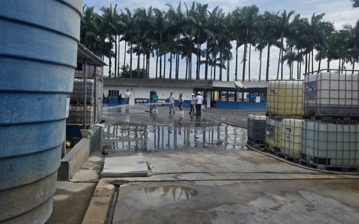 Fiscalização do Ima e Vigilância Sanitária constatou acúmulo de pescado no pátio da fábrica, o que gerou mau cheiro (Foto: Divulgação/PMI)