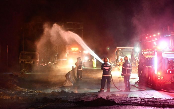 Liberação aconteceu com destombamento de carreta e retirada de carros queimados (Foto: Eduardo Valente - Secom SC)