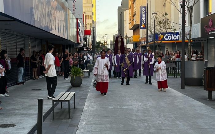 Celebrações reuniram fiéis de igrejas do centro e Vila Operária (Foto: Ivan Rupp)
