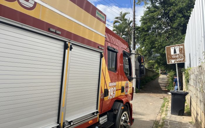 Bombeiros chegaram por volta das 14h30 ao local (Foto: João Batista)