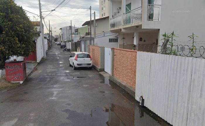 Rua estreita terá sentido único e mudança começa a valer no dia 14 de abril (Foto: Reprodução/Google Street View)