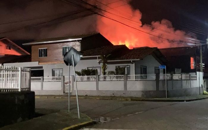 Causas do incêndio serão investigadas pela perícia (foto: divulgação - Corpo de Bombeiros)