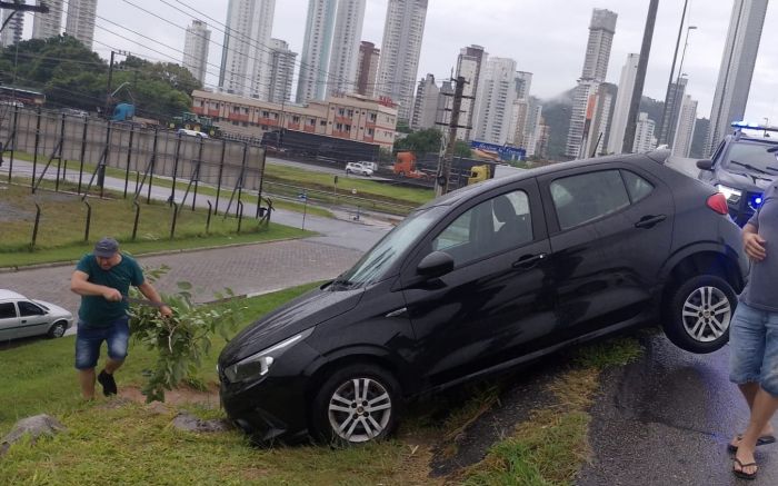 Carro precisou ser puxado por uma caminhonete e depois guinchado (Foto: Divulgação/GMBC)