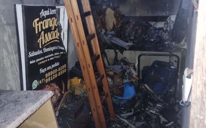 Vizinhos conseguiram conter o fogo antes da chegada dos bombeiros (Foto: Divulgação/CBMSC)