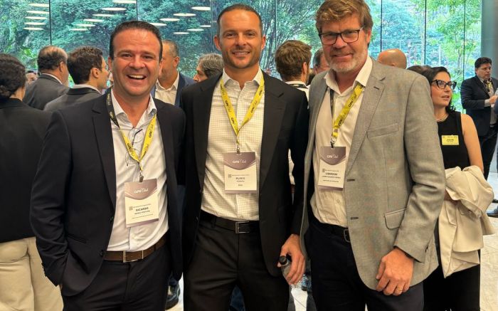 O vice-prefeito de Navegantes, Ricardo Ventura, o presidente da DHL Supply Chain no Brasil, Plínio Pereira, e o prefeito de Navegantes, Liba Fronza (Foto: Divulgação)