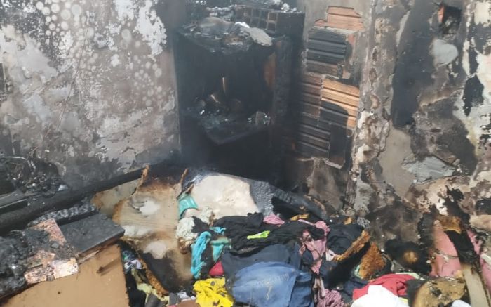 Ação rápida dos bombeiros evitou que fogo se alastrasse (Foto: Divulgação CBMSC)