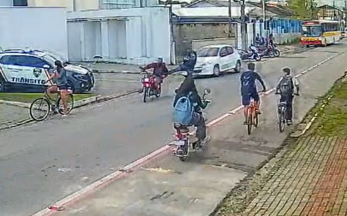 Pai e filho tiveram ferimentos leves (Foto: Reprodução)