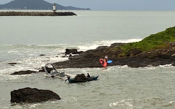 Lancha adensou depois de bater nas pedras (Foto: leitor)
