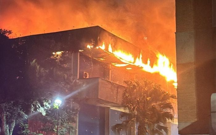 Universidade foi esvaziada para o trabalho dos bombeiros (Foto: Leitor)