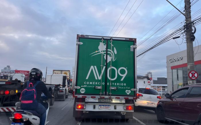 Interdições programadas e trânsito pesado exigem atenção redobrada dos motoristas (Foto: Ana Zigart)