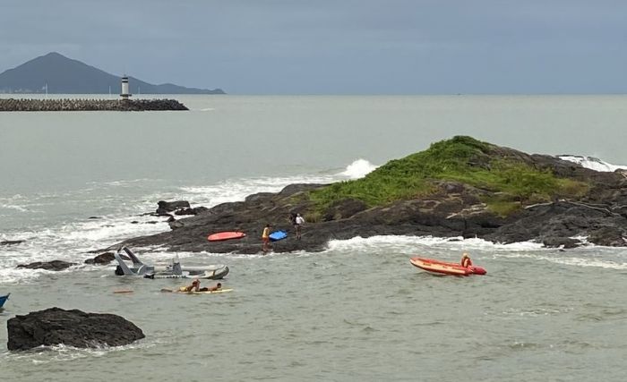 Militares foram resgatados em segurança; barco foi rebocado (Foto: Reprodução)