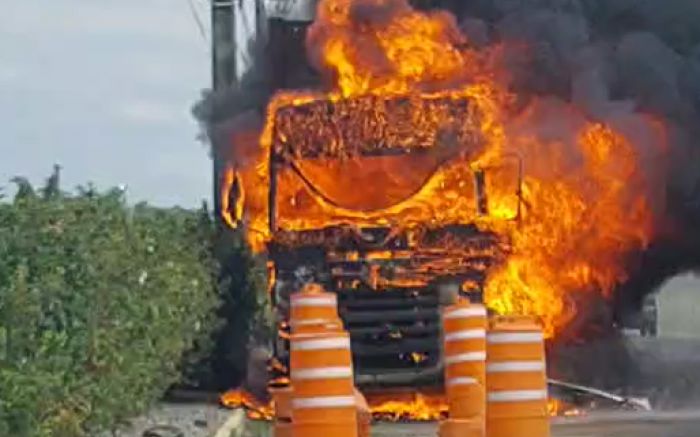 Fogo pode ser visto de longe (Foto: Leitor)