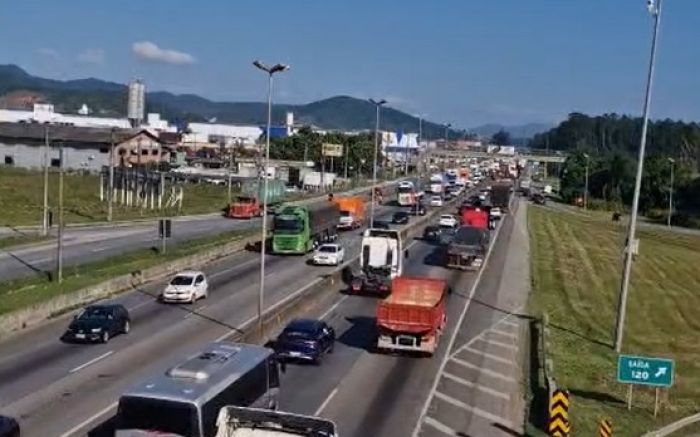 Acesso ao ferry-boat está mais tranquilo e caos toma conta da Osvaldo Reis (Foto: Reprodução/Leitor)