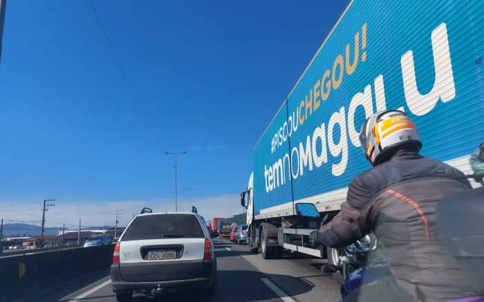 Rodovia tem outros pontos de lentidão em Itajaí e Balneário Camboriú (Foto: Amanda Moser)