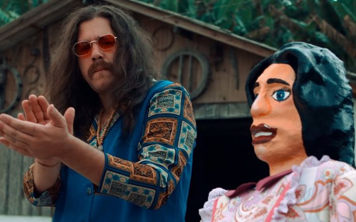 Com Maricota, máscaras artesanais e sons que misturam tradição e modernidade, clipe de Teteu Caetano é uma viagem afetiva por Itapema (Foto: Divulgação)