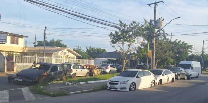 Carros estão sendo depenados e são um prato cheio para a proliferação do mosquito da dengue (Foto: Leitor)
