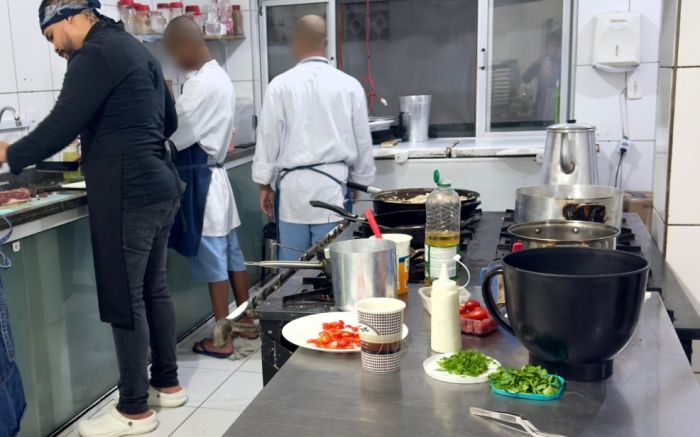 Os pratos foram criados e servidos pelos próprios adolescentes, que concluíram o curso com direito a certificado (Foto: Divulgação)