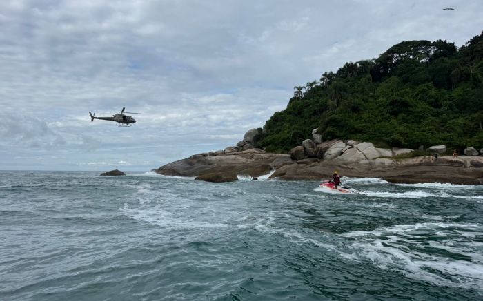 Legenda: As vítimas ficaram cinco horas à deriva e foram resgatadas quando o dia raiou Legenda 2: Resgate foi por terra e ar com apoio do helicóptero Águia-01 (Foto: Divulgação)