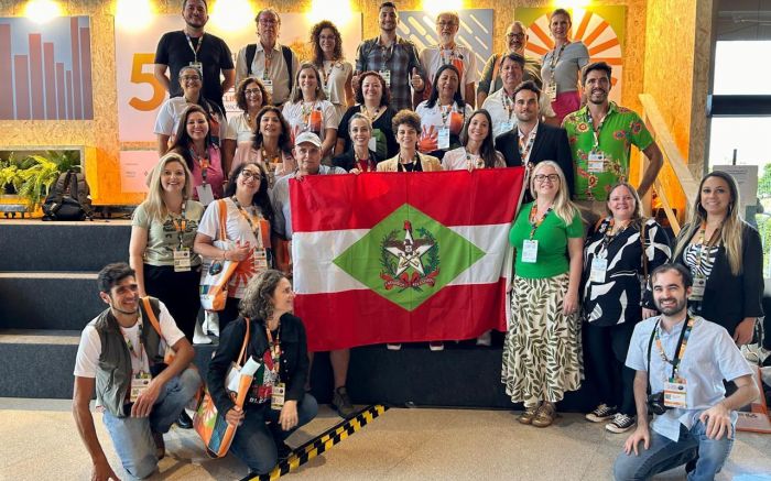 Legenda: Delegação de SC celebra aprovação de proposta em conferência nacional sobre meio ambiente Foto: Divulgação / Organização da CNMA)