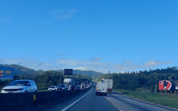 Motoristas enfrentam lentidão logo nas primeiras horas da segunda-feira (Foto: Amanda Moser)