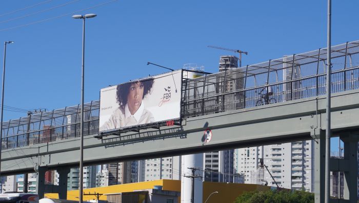 Placas atrapalham visibilidade e servem de refúgio pra usuários de drogas e andarilhos (Foto: João Batista)