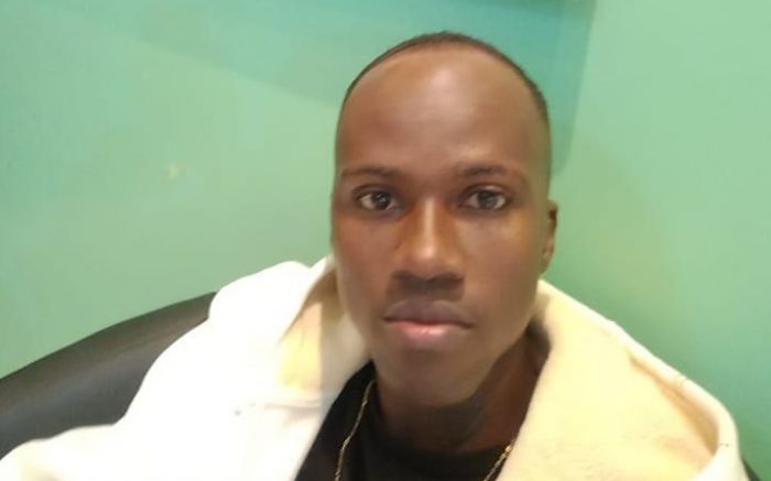 Motociclista perdeu o controle da moto e caiu embaixo de rodado de caminhão (Foto: redes sociais)