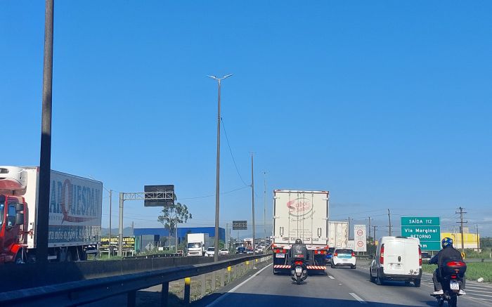 Fila na BR 101 soma quase 15 km no sentido sul (Foto: Amanda Moser)