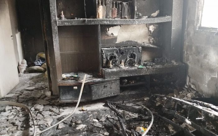 Fogo destruiu a sala da família (Foto: Divulgação/CBMSC)