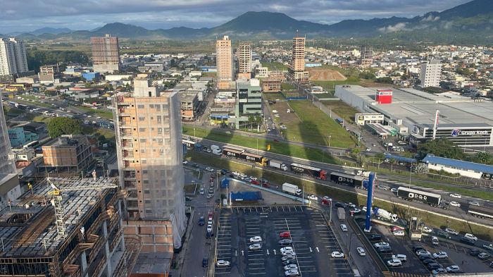 Motoristas enfrentam filas quilométricas e devem buscar rotas alternativas para escapar do congestionamento (Foto: Leitor)