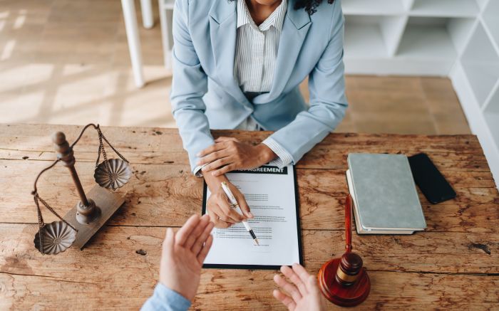 Os atendimentos são feitos por alunos do curso de Direito, sob a supervisão de professores (Foto: Envato)