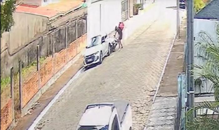 Carro tinha sido recém-comprado por morador do Dom Bosco (Foto: Reprodução)