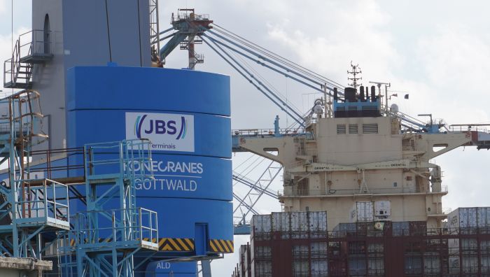Guindastes vão ampliar capacidade operacional e eficiência no porto (Foto: João Batista)