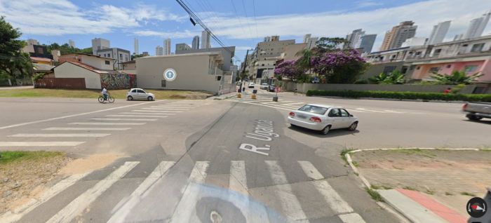 Rua Uganda com avenida Martin Luther vira pista de corrida durante a madrugada, segundo os moradores (Foto: Google Street View/Reprodução)