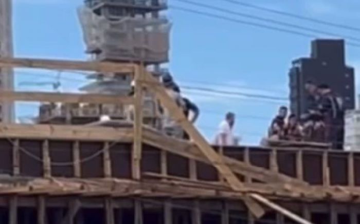 Acidente foi na laje de uma obra (Foto: Reprodução Diário Costa Esmeralda)