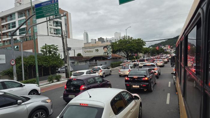 Principais avenidas de Balneário Camboriú seguem com fluxo intenso (Foto: Camila Diel)