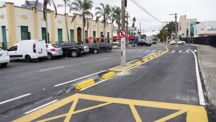 Mudança cria faixa exclusiva pro ferry passando pelos fundos do Mercado Público (Foto: João Batista)
