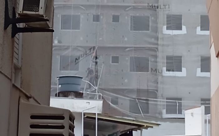 Trabalhador foi salvo pelos Equipamentos de Proteção Individual (EPIs) (Foto: Leitor)