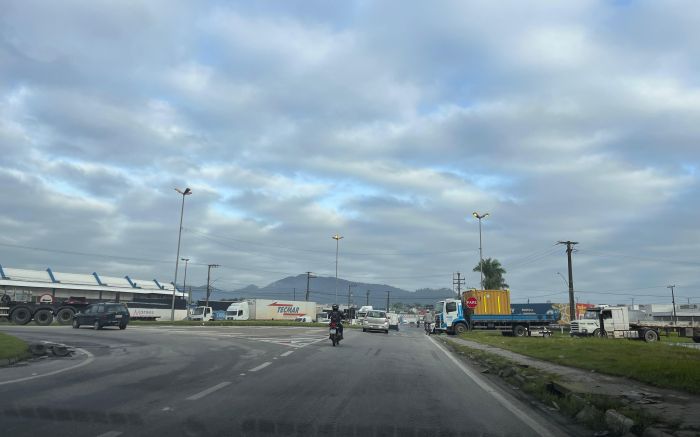 Movimentação intensa na BR 101 e interdições parciais complicam o trânsito entre Itajaí e BC nesta segunda-feira (Foto: Ana Zigart)