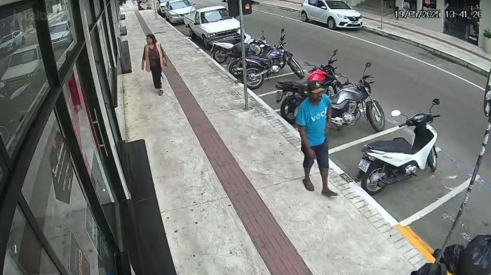 Câmeras de segurança de loja da frente flagraram um rapaz roubando a moto (foto: leitor)